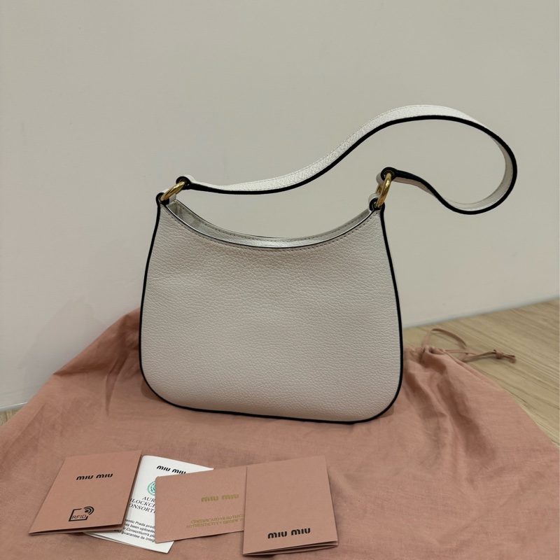 MIU MIU Hobo肩夾包白皮金字9成新-1