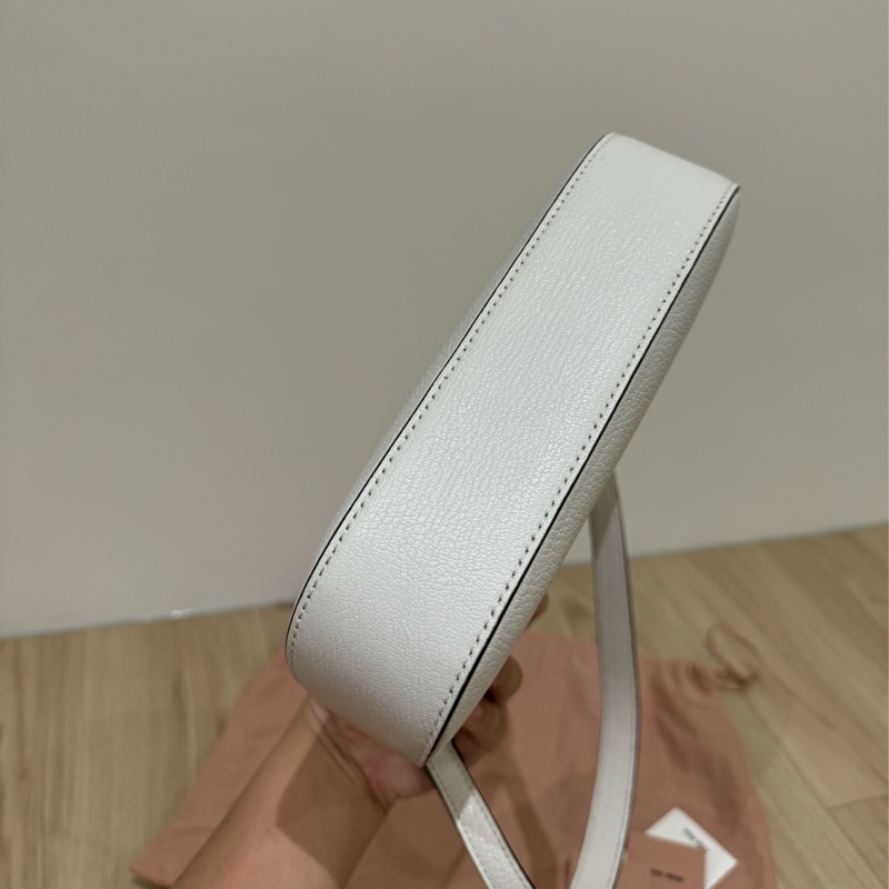 MIU MIU Hobo肩夾包白皮金字9成新-3