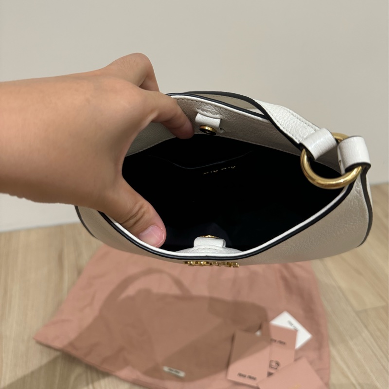 MIU MIU Hobo肩夾包白皮金字9成新-4