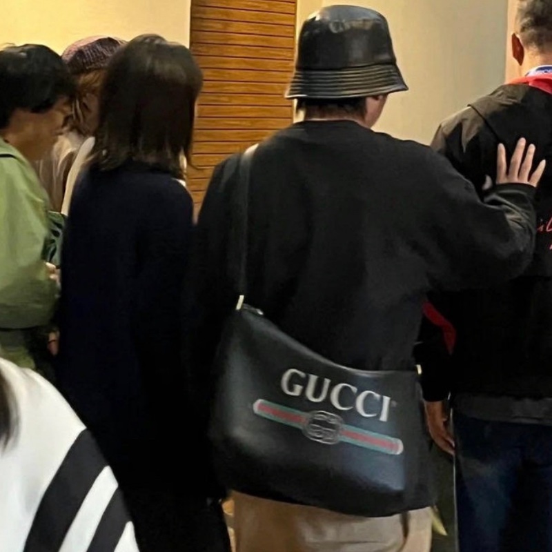 🤎這價格真的快買 GUCCI 黑色 全皮 復古 LOGO 綠紅綠 斜背包 側背包 彎月包 正常使用88新...非常好用的包款 割愛26800全牛皮超耐用 🤎🤎🤎 🦋附防塵套-0