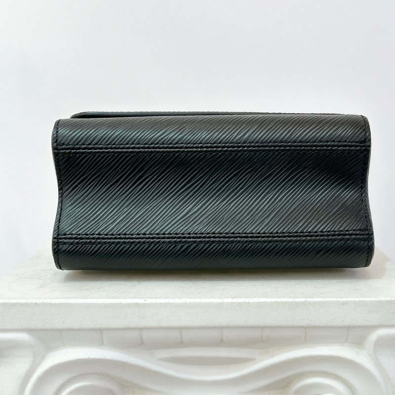 LV M21118 Twist Epi牛皮字母轉鎖鍊帶肩背包/斜背包-3