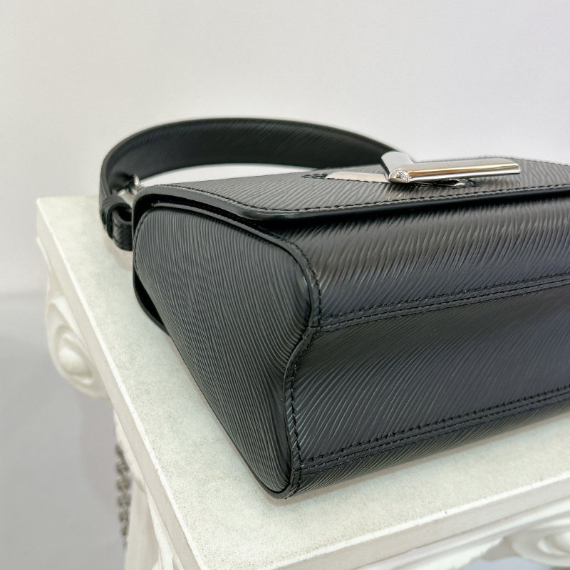 LV M21118 Twist Epi牛皮字母轉鎖鍊帶肩背包/斜背包-8