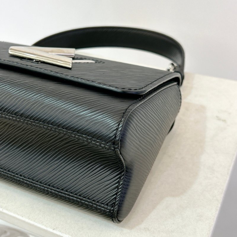 LV M21118 Twist Epi牛皮字母轉鎖鍊帶肩背包/斜背包-9