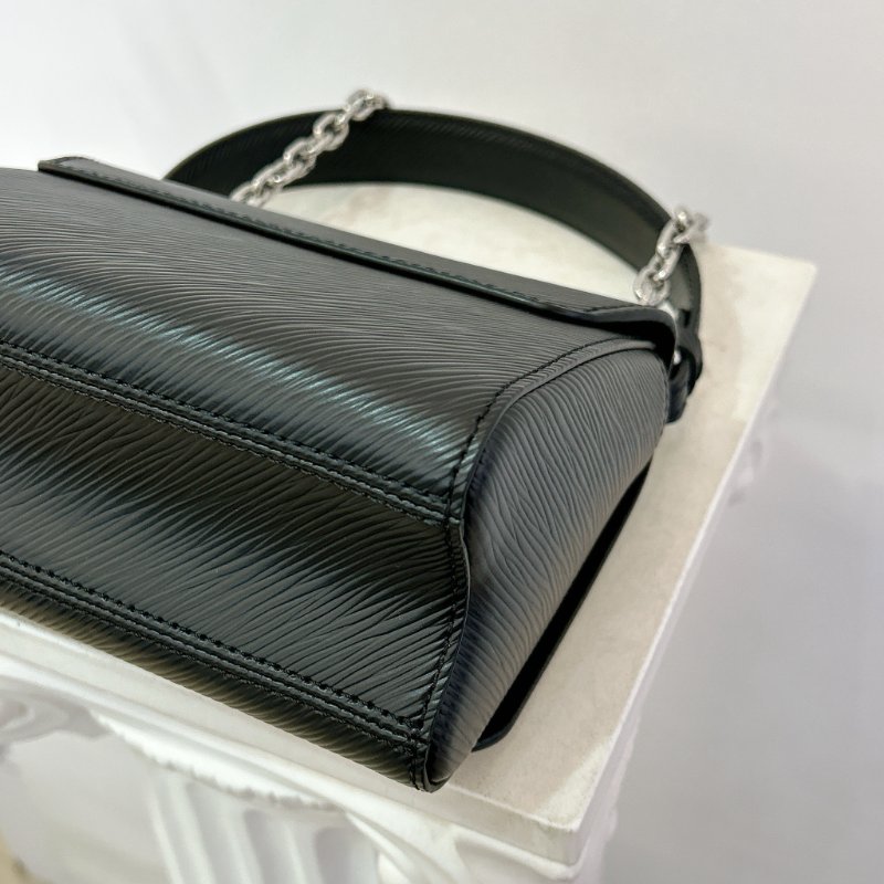 LV M21118 Twist Epi牛皮字母轉鎖鍊帶肩背包/斜背包-11