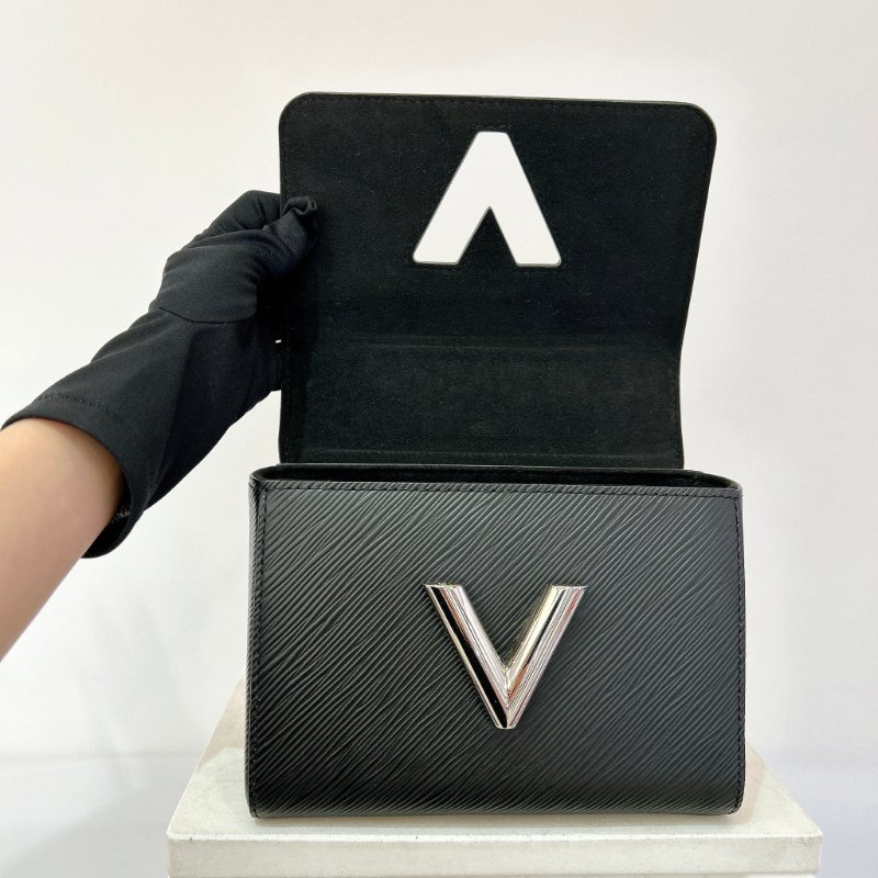 LV M21118 Twist Epi牛皮字母轉鎖鍊帶肩背包/斜背包-14