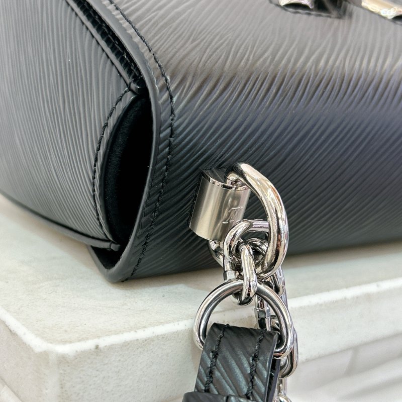 LV M21118 Twist Epi牛皮字母轉鎖鍊帶肩背包/斜背包-15