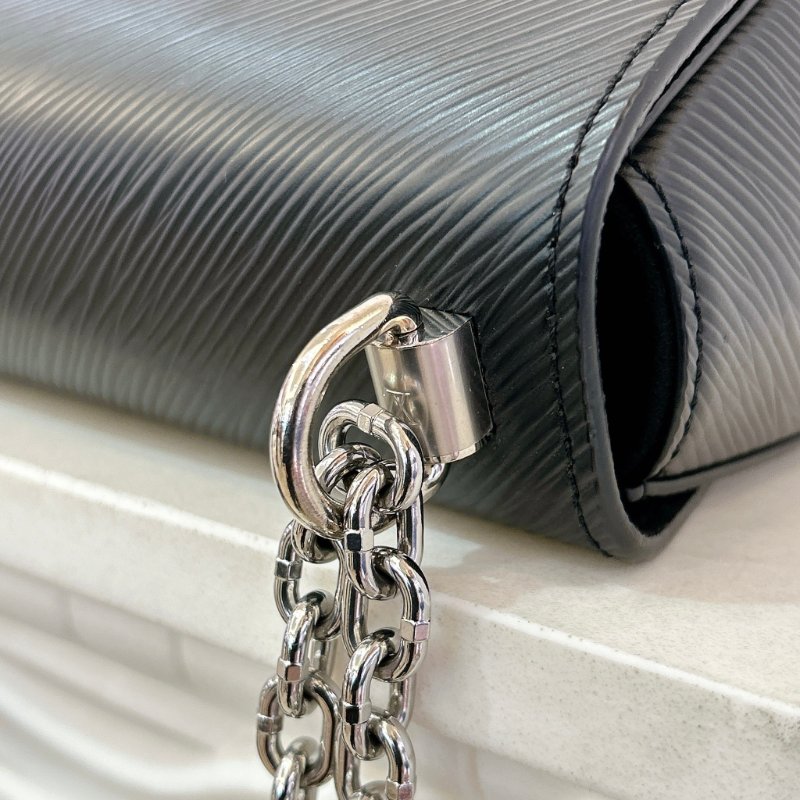 LV M21118 Twist Epi牛皮字母轉鎖鍊帶肩背包/斜背包-16