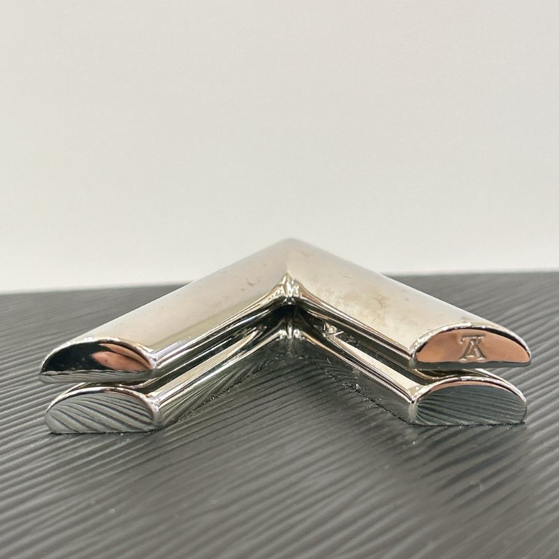 LV M21118 Twist Epi牛皮字母轉鎖鍊帶肩背包/斜背包-18