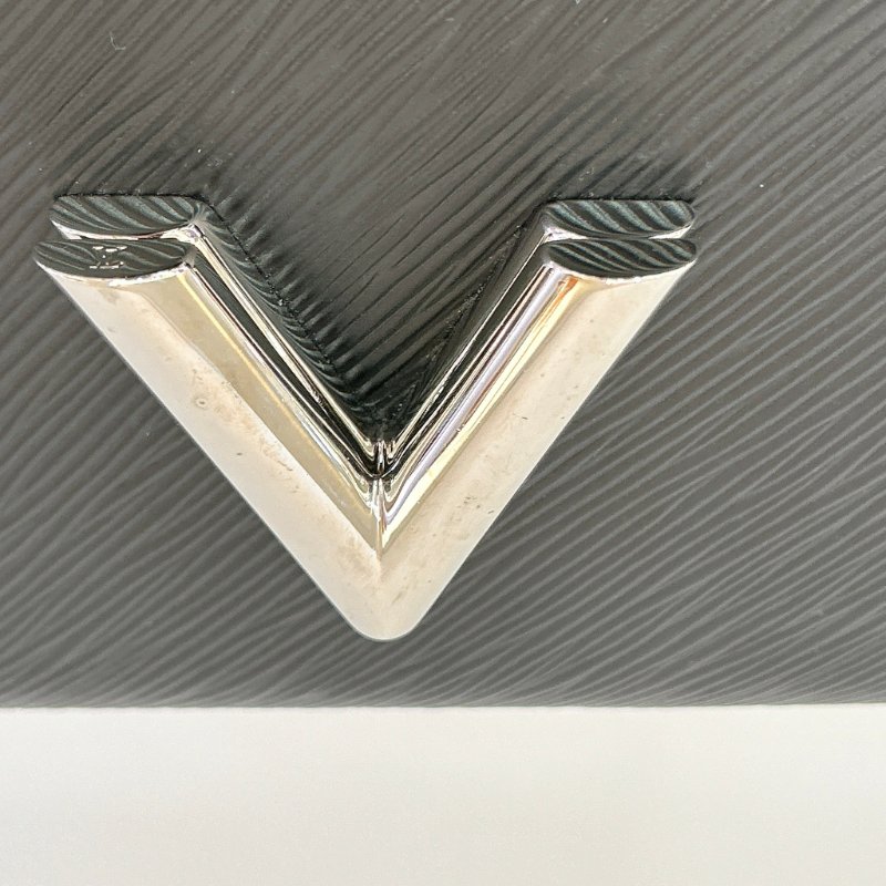 LV M21118 Twist Epi牛皮字母轉鎖鍊帶肩背包/斜背包-19