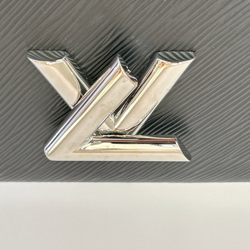 LV M21118 Twist Epi牛皮字母轉鎖鍊帶肩背包/斜背包-20