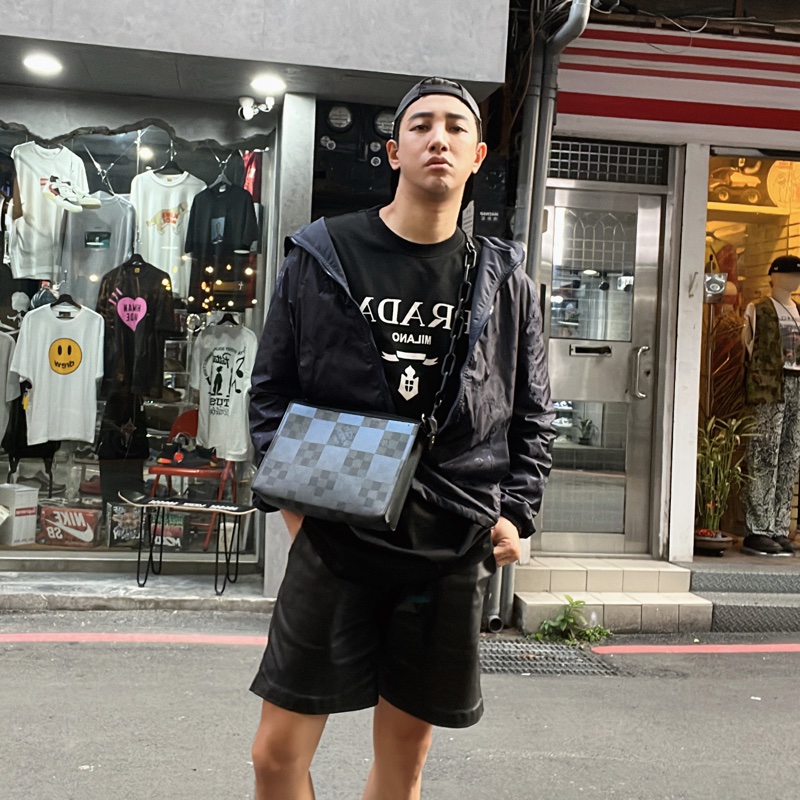 🤎LV 深藍色 雙面穿 LOGO 連帽 風衣外套  44號  9新、原價102000 男女同款  #logo那面胸口處約0.15公分的燙痕 所以大賠錢賣  不影響使用反應在價格上-0