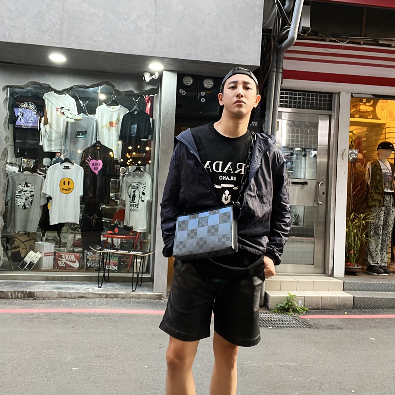 🤎LV 深藍色 雙面穿 LOGO 連帽 風衣外套  44號  9新、原價102000 男女同款  #logo那面胸口處約0.15公分的燙痕 所以大賠錢賣  不影響使用反應在價格上-1