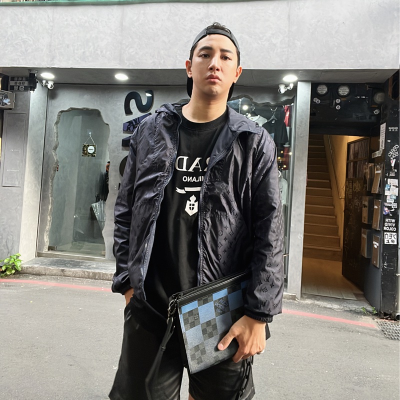 🤎LV 深藍色 雙面穿 LOGO 連帽 風衣外套  44號  9新、原價102000 男女同款  #logo那面胸口處約0.15公分的燙痕 所以大賠錢賣  不影響使用反應在價格上-2