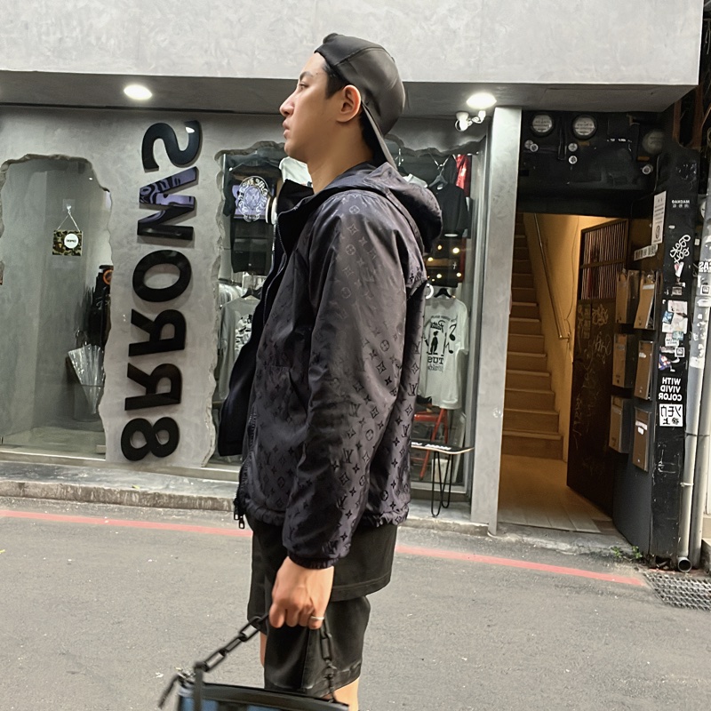 🤎LV 深藍色 雙面穿 LOGO 連帽 風衣外套  44號  9新、原價102000 男女同款  #logo那面胸口處約0.15公分的燙痕 所以大賠錢賣  不影響使用反應在價格上-3