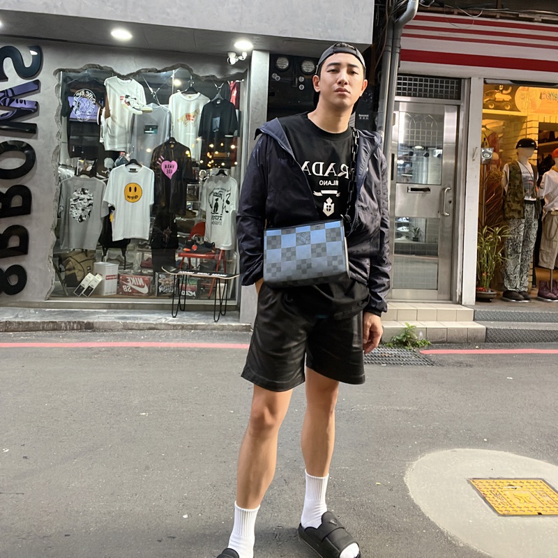 🤎LV 深藍色 雙面穿 LOGO 連帽 風衣外套  44號  9新、原價102000 男女同款  #logo那面胸口處約0.15公分的燙痕 所以大賠錢賣  不影響使用反應在價格上-4