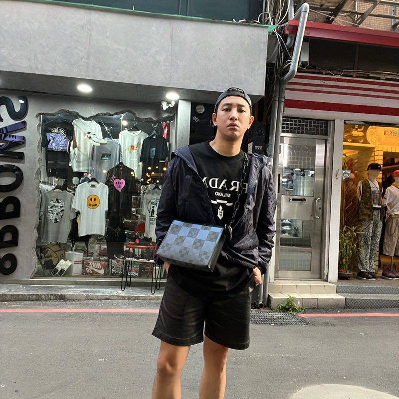 🤎LV 深藍色 雙面穿 LOGO 連帽 風衣外套  44號  9新、原價102000 男女同款  #logo那面胸口處約0.15公分的燙痕 所以大賠錢賣  不影響使用反應在價格上-5
