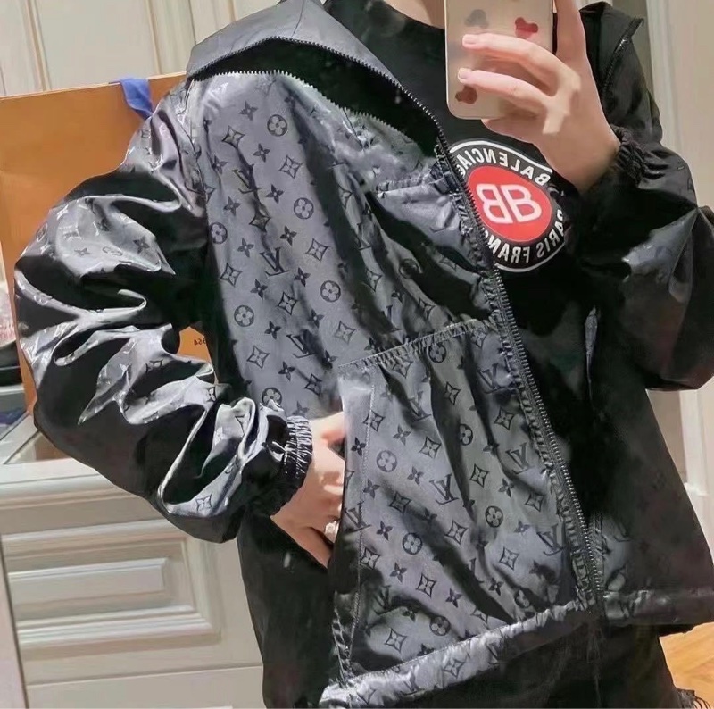 🤎LV 深藍色 雙面穿 LOGO 連帽 風衣外套  44號  9新、原價102000 男女同款  #logo那面胸口處約0.15公分的燙痕 所以大賠錢賣  不影響使用反應在價格上-6