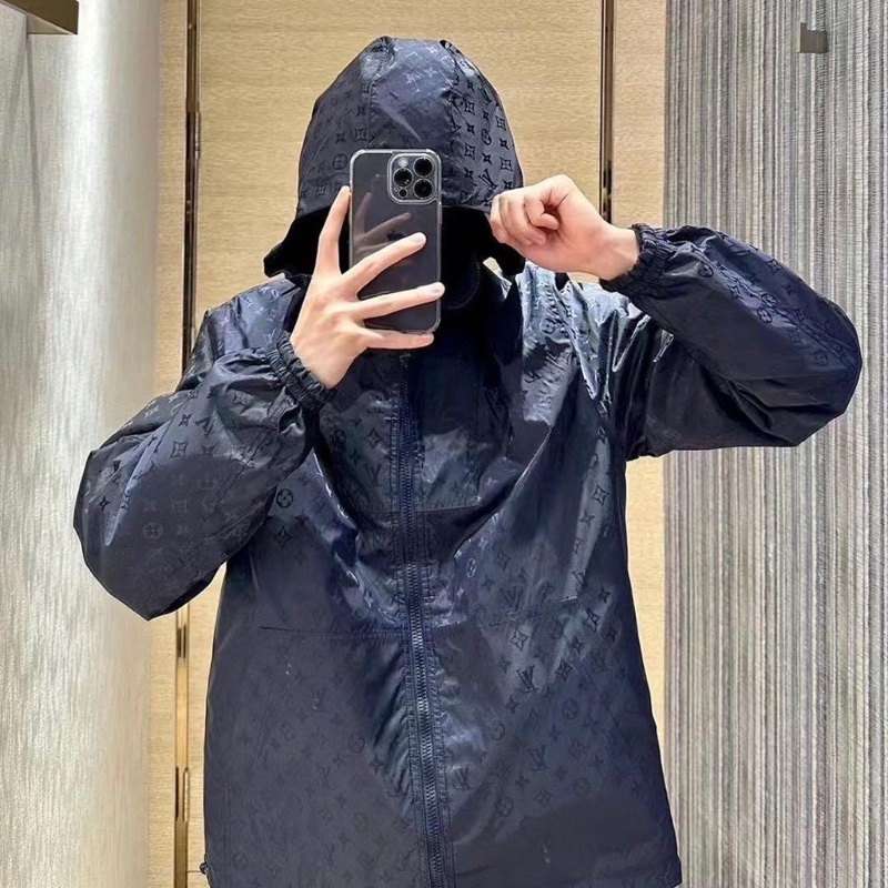 🤎LV 深藍色 雙面穿 LOGO 連帽 風衣外套  44號  9新、原價102000 男女同款  #logo那面胸口處約0.15公分的燙痕 所以大賠錢賣  不影響使用反應在價格上-7