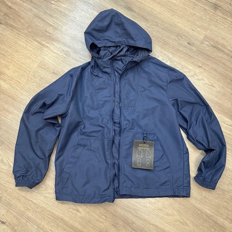 🤎LV 深藍色 雙面穿 LOGO 連帽 風衣外套  44號  9新、原價102000 男女同款  #logo那面胸口處約0.15公分的燙痕 所以大賠錢賣  不影響使用反應在價格上-9