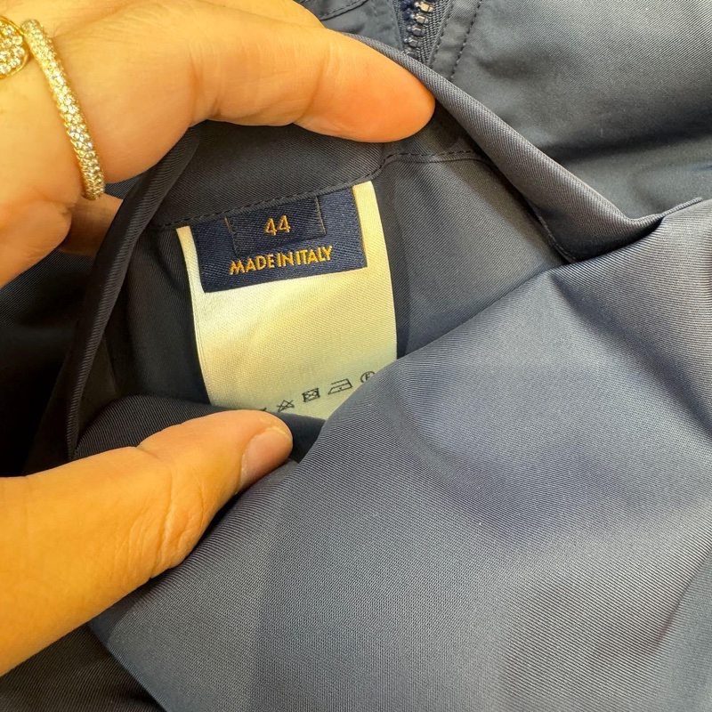 🤎LV 深藍色 雙面穿 LOGO 連帽 風衣外套  44號  9新、原價102000 男女同款  #logo那面胸口處約0.15公分的燙痕 所以大賠錢賣  不影響使用反應在價格上-10