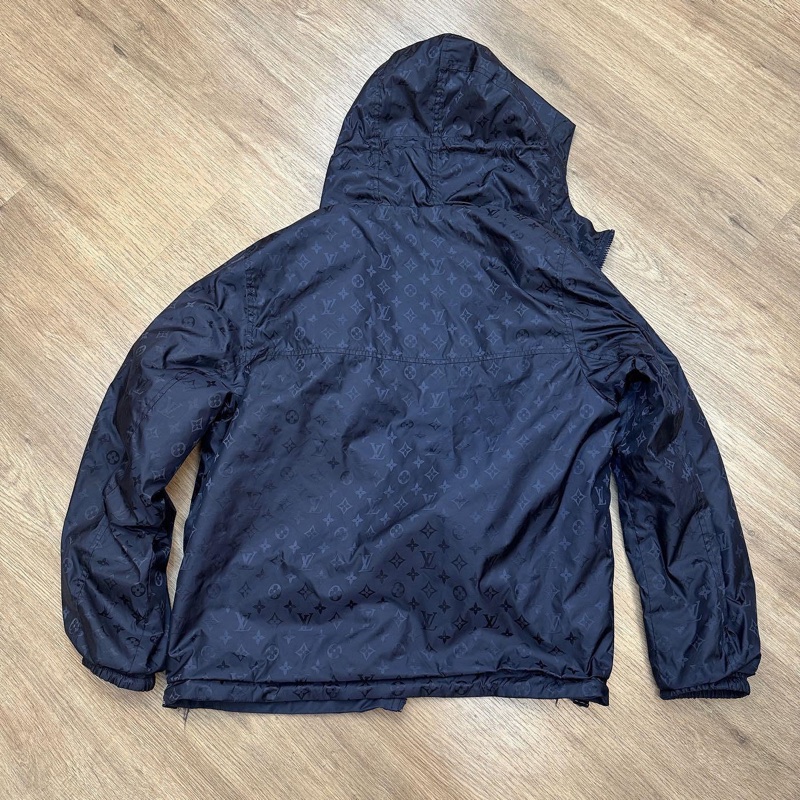 🤎LV 深藍色 雙面穿 LOGO 連帽 風衣外套  44號  9新、原價102000 男女同款  #logo那面胸口處約0.15公分的燙痕 所以大賠錢賣  不影響使用反應在價格上-11