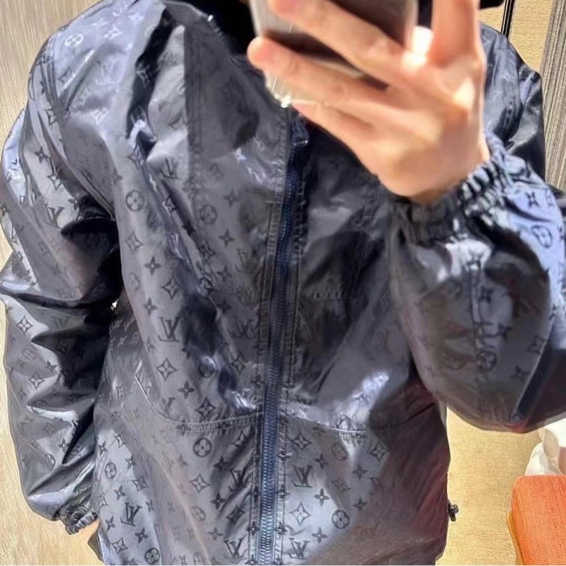 🤎LV 深藍色 雙面穿 LOGO 連帽 風衣外套  44號  9新、原價102000 男女同款  #logo那面胸口處約0.15公分的燙痕 所以大賠錢賣  不影響使用反應在價格上-13