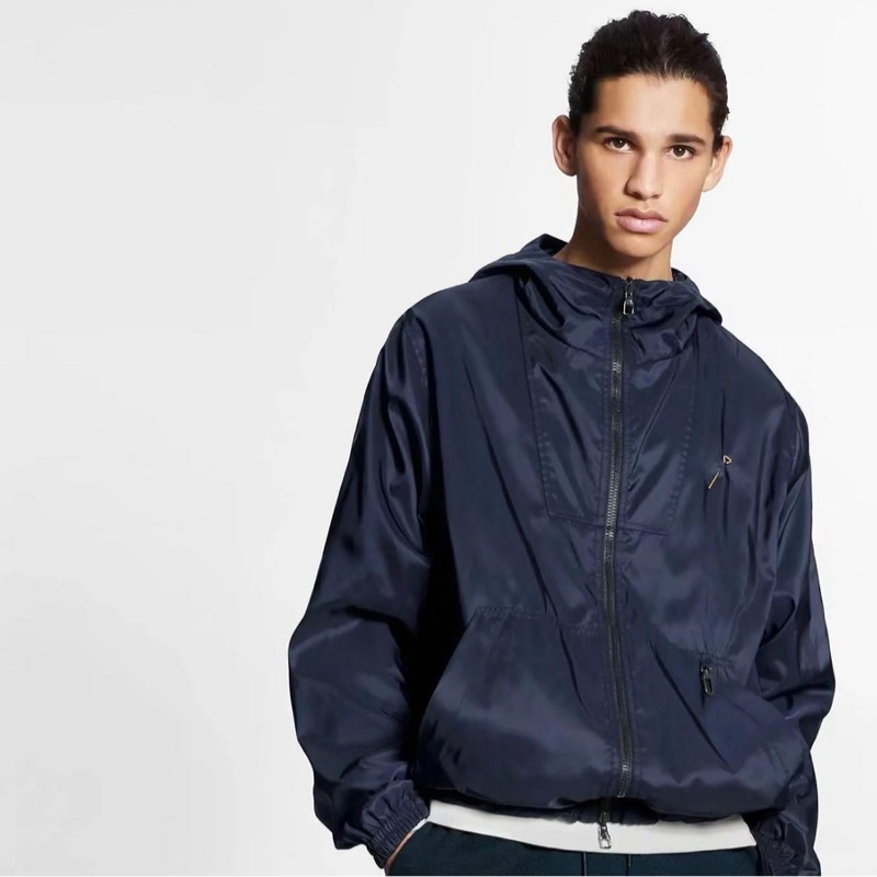 🤎LV 深藍色 雙面穿 LOGO 連帽 風衣外套  44號  9新、原價102000 男女同款  #logo那面胸口處約0.15公分的燙痕 所以大賠錢賣  不影響使用反應在價格上-14