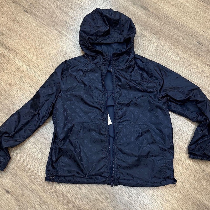 🤎LV 深藍色 雙面穿 LOGO 連帽 風衣外套  44號  9新、原價102000 男女同款  #logo那面胸口處約0.15公分的燙痕 所以大賠錢賣  不影響使用反應在價格上-15