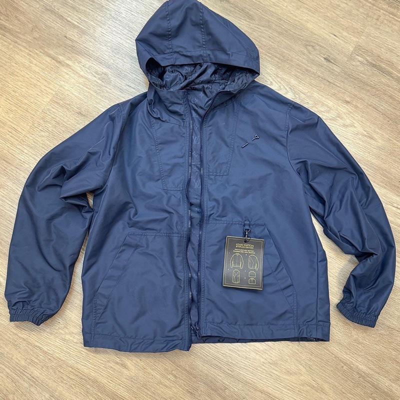 🤎LV 深藍色 雙面穿 LOGO 連帽 風衣外套  44號  9新、原價102000 男女同款  #logo那面胸口處約0.15公分的燙痕 所以大賠錢賣  不影響使用反應在價格上-16