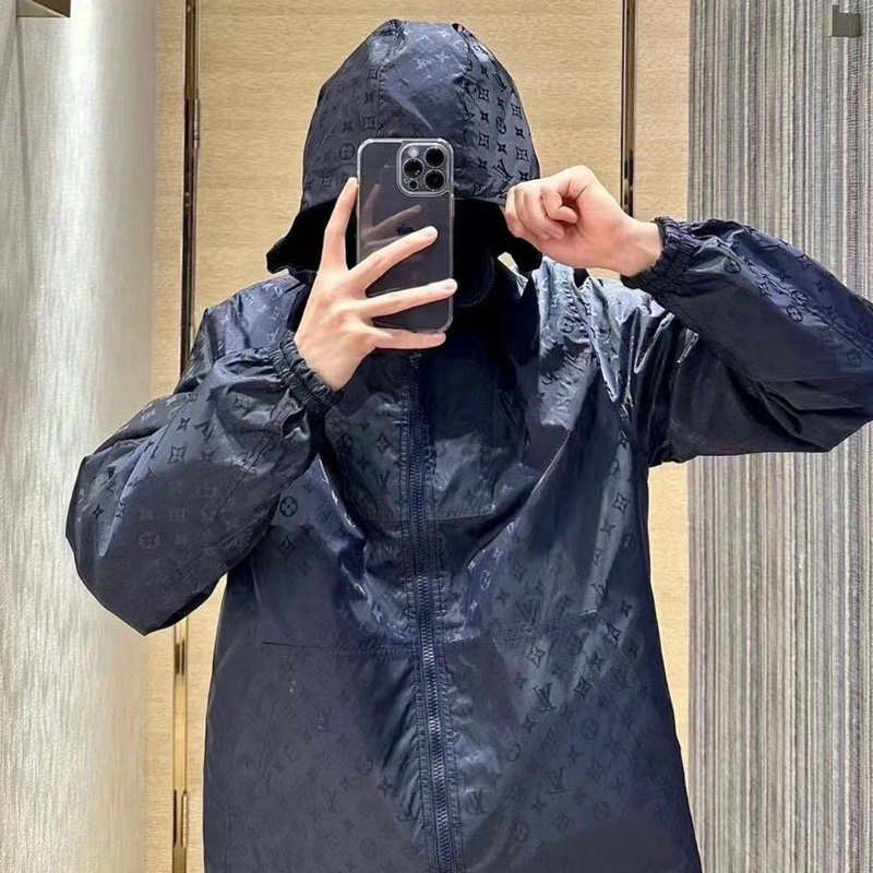 🤎LV 深藍色 雙面穿 LOGO 連帽 風衣外套  44號  9新、原價102000 男女同款  #logo那面胸口處約0.15公分的燙痕 所以大賠錢賣  不影響使用反應在價格上-17