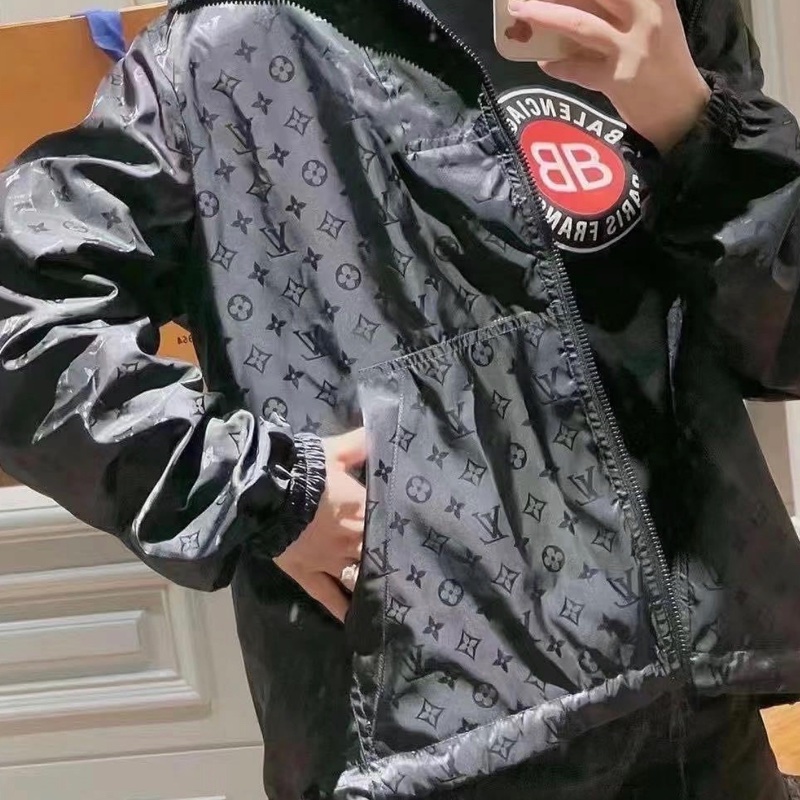 🤎LV 深藍色 雙面穿 LOGO 連帽 風衣外套  44號  9新、原價102000 男女同款  #logo那面胸口處約0.15公分的燙痕 所以大賠錢賣  不影響使用反應在價格上-18