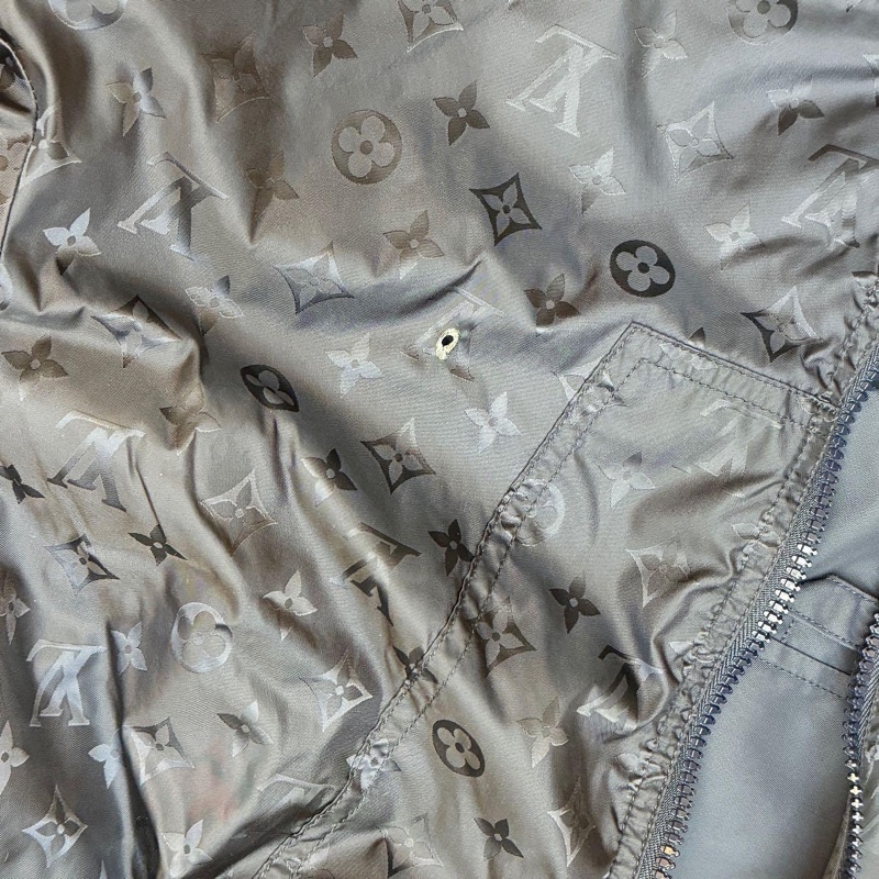 🤎LV 深藍色 雙面穿 LOGO 連帽 風衣外套  44號  9新、原價102000 男女同款  #logo那面胸口處約0.15公分的燙痕 所以大賠錢賣  不影響使用反應在價格上-19