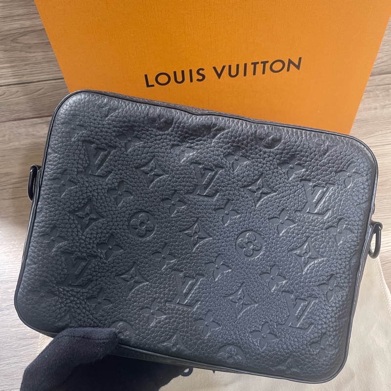 Lv Steamer牛皮郵差包(M57307)/台灣專櫃購入發票購證齊全/完整大全配-9