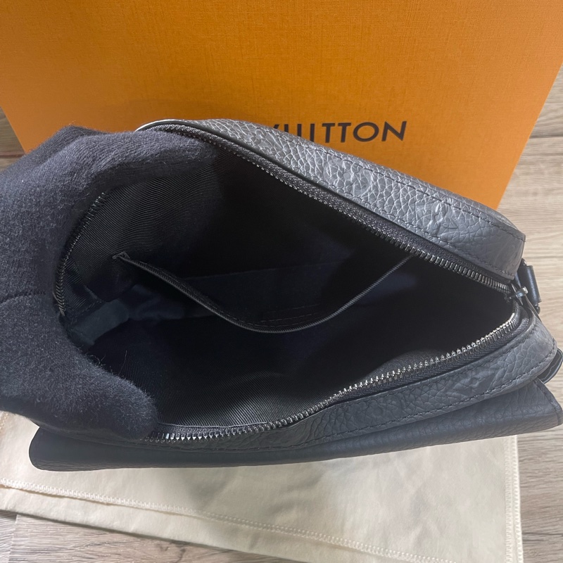 Lv Steamer牛皮郵差包(M57307)/台灣專櫃購入發票購證齊全/完整大全配-17