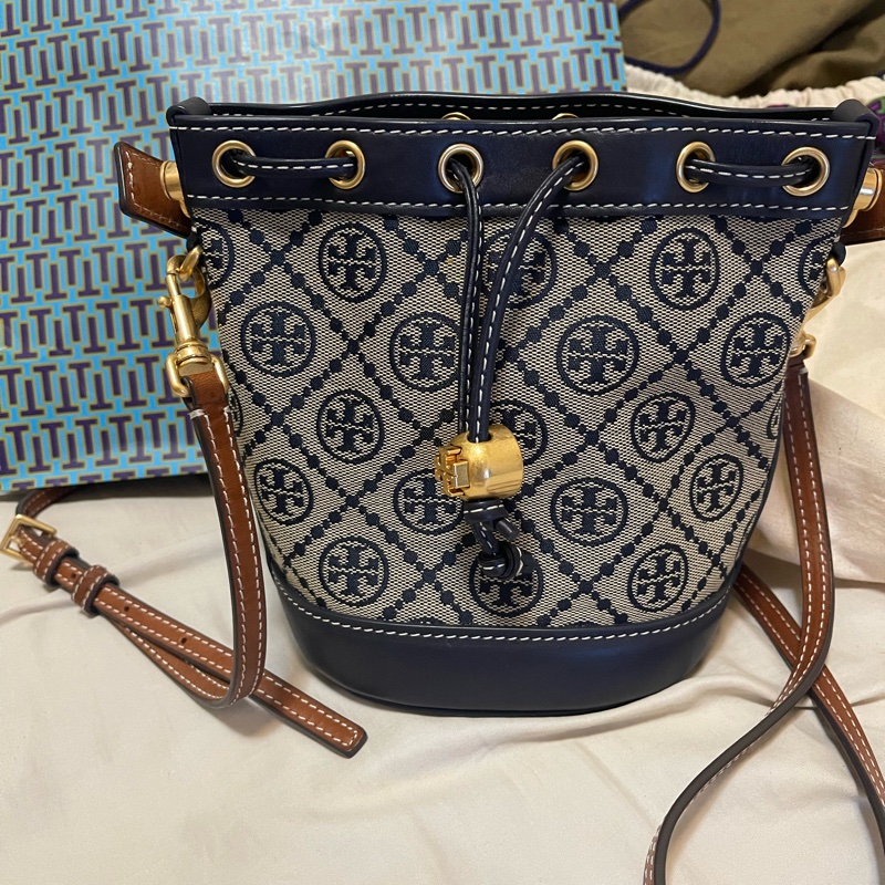 Tory Burch 經典滿版雙T印花皮革拼接手提包水桶包兩用包(海軍藍)-0