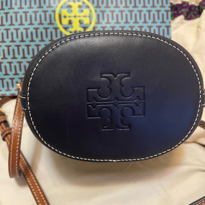 Tory Burch 經典滿版雙T印花皮革拼接手提包水桶包兩用包(海軍藍)-2