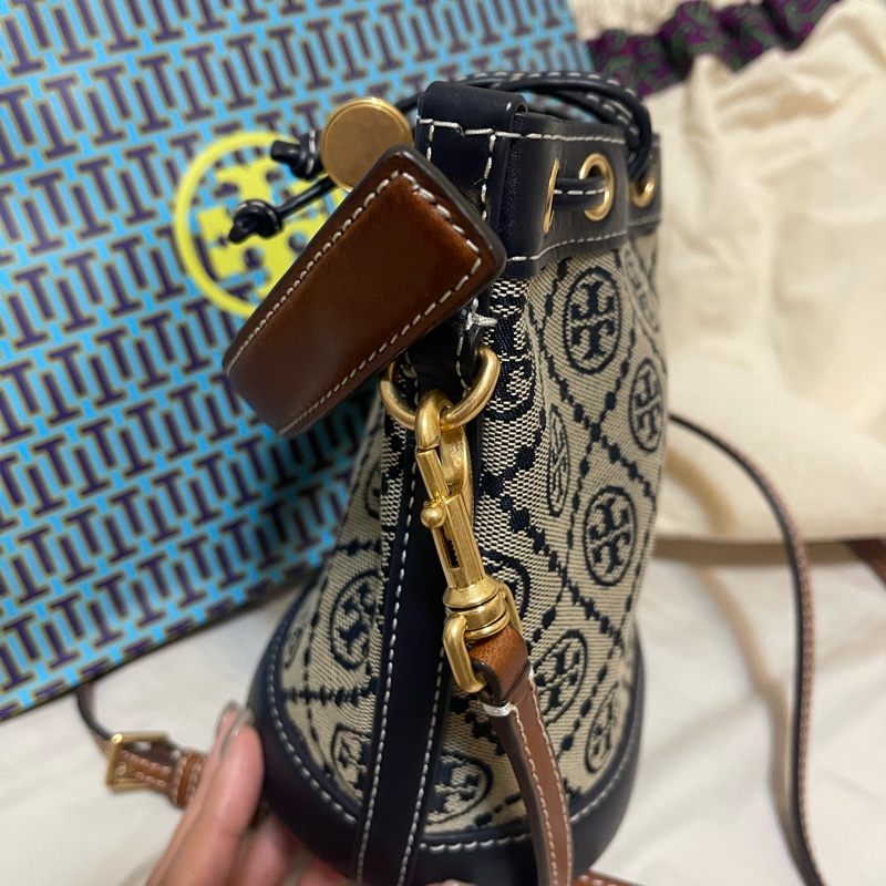 Tory Burch 經典滿版雙T印花皮革拼接手提包水桶包兩用包(海軍藍)-3