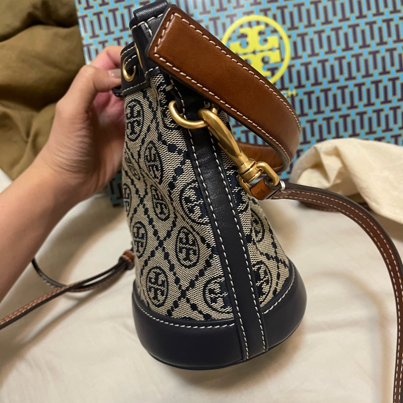 Tory Burch 經典滿版雙T印花皮革拼接手提包水桶包兩用包(海軍藍)-4
