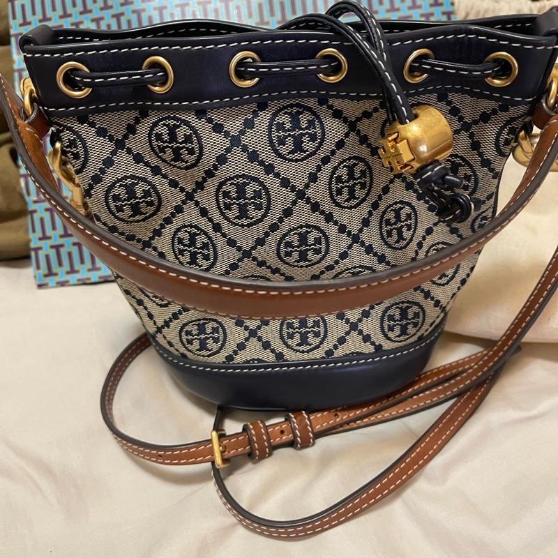Tory Burch 經典滿版雙T印花皮革拼接手提包水桶包兩用包(海軍藍)-6