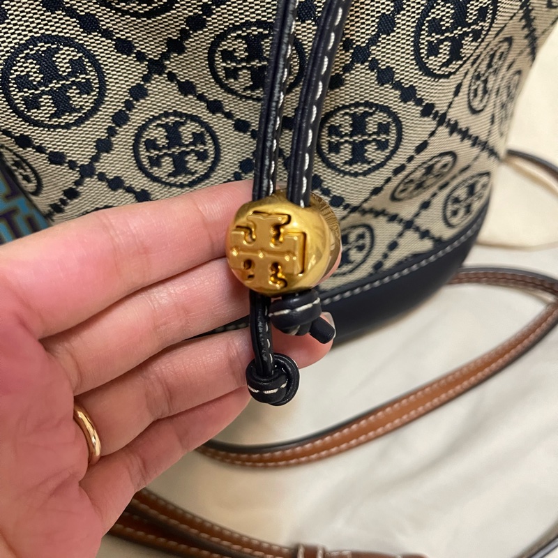 Tory Burch 經典滿版雙T印花皮革拼接手提包水桶包兩用包(海軍藍)-9