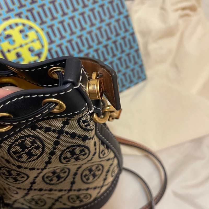 Tory Burch 經典滿版雙T印花皮革拼接手提包水桶包兩用包(海軍藍)-12