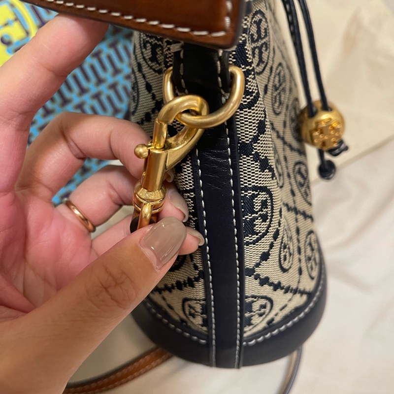 Tory Burch 經典滿版雙T印花皮革拼接手提包水桶包兩用包(海軍藍)-14