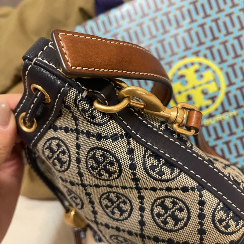Tory Burch 經典滿版雙T印花皮革拼接手提包水桶包兩用包(海軍藍)-19