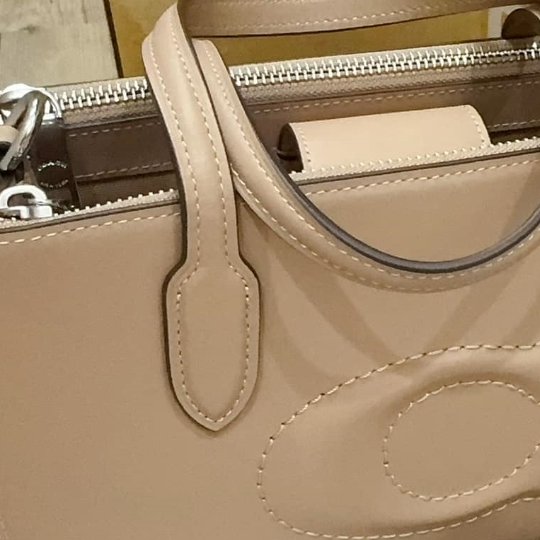 Coach 浮雕大C字LOGO紙袋包 奶茶色 手提 側背包-4