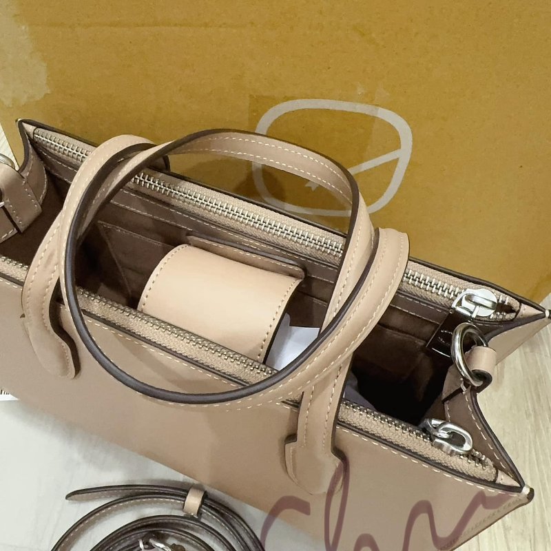 Coach 浮雕大C字LOGO紙袋包 奶茶色 手提 側背包-8