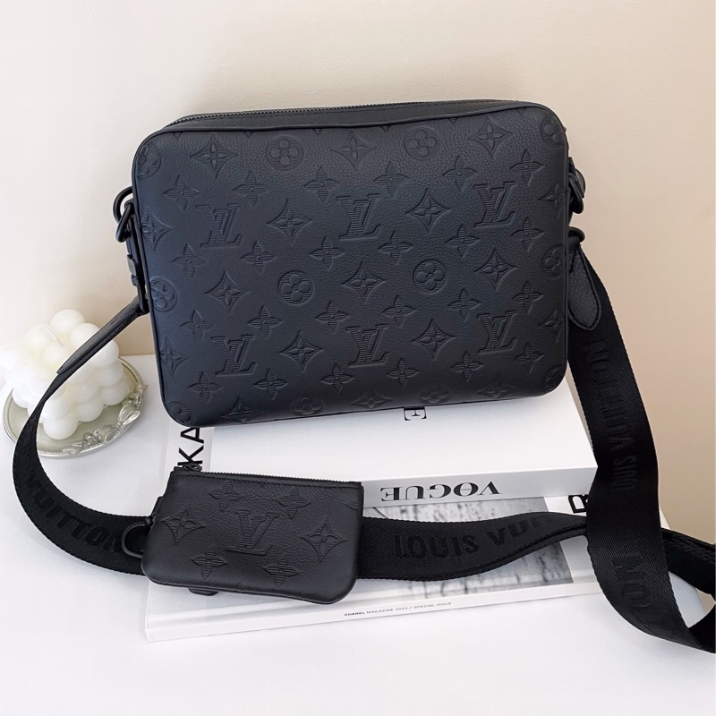 LV TRIO黑壓紋皮 三合一郵差包 男生-1