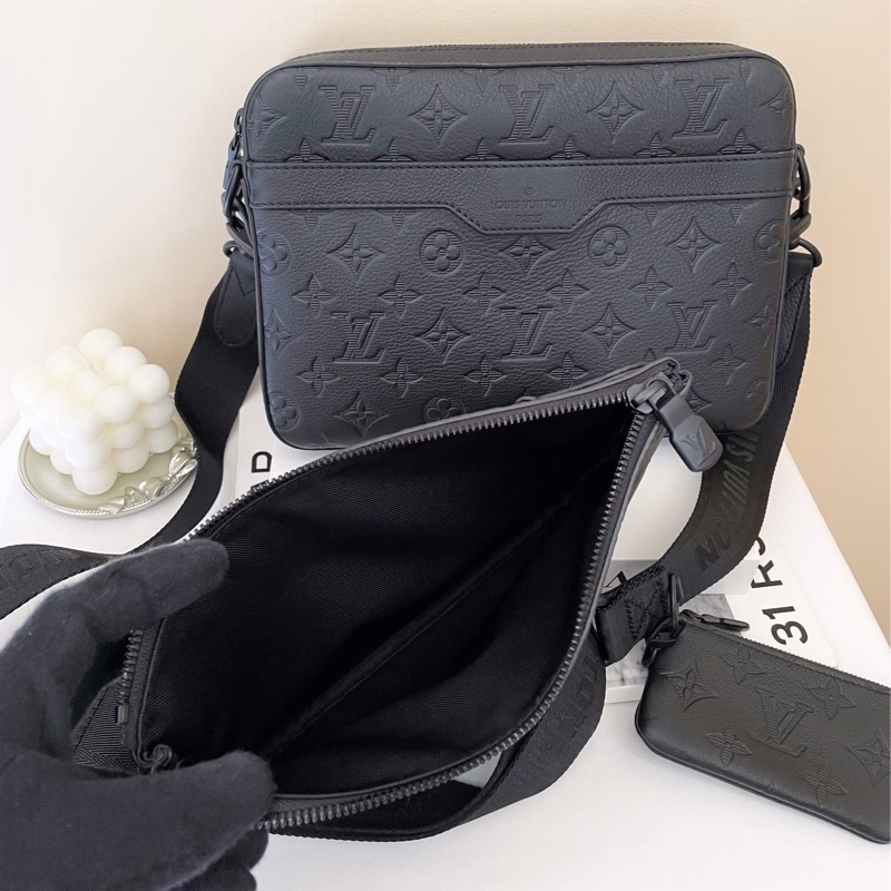 LV TRIO黑壓紋皮 三合一郵差包 男生-4