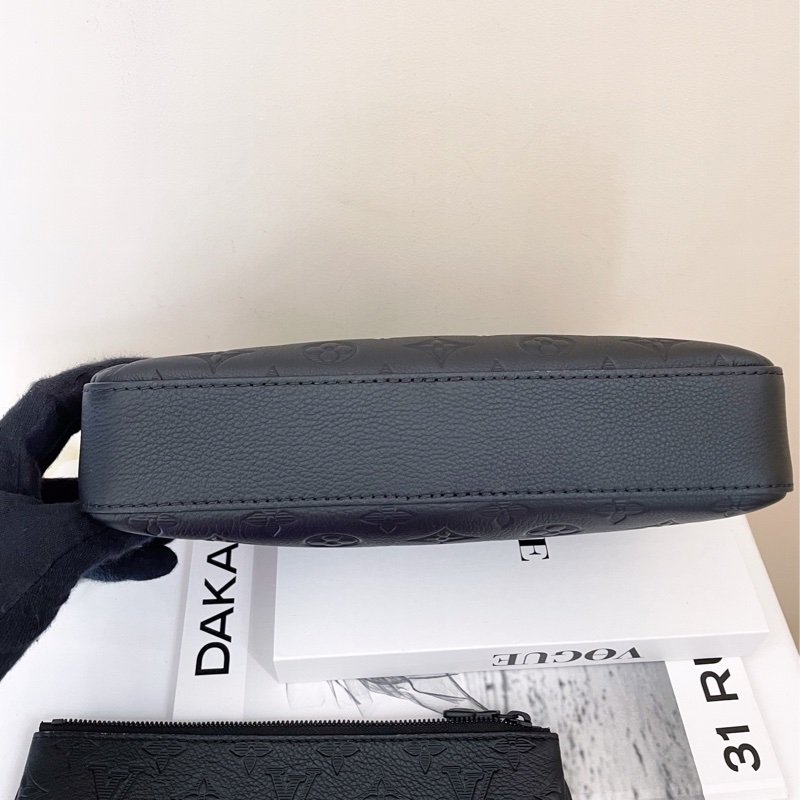 LV TRIO黑壓紋皮 三合一郵差包 男生-11