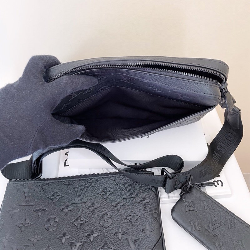 LV TRIO黑壓紋皮 三合一郵差包 男生-13