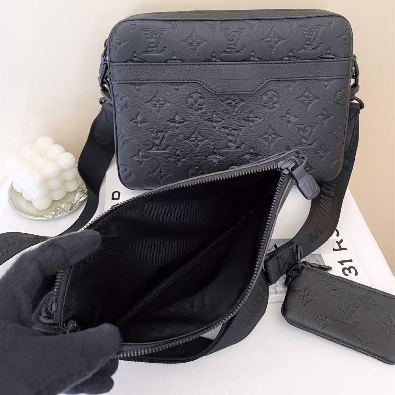 LV TRIO黑壓紋皮 三合一郵差包 男生-14